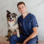 MVDr. Erik Galušťák - doktor veterinár so psom v MyPet Clinic Bratislava